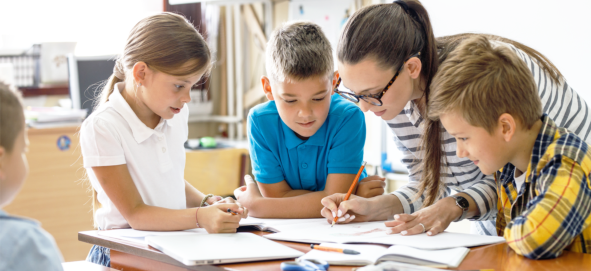 Female-Teacher-4-Students-Small-Group